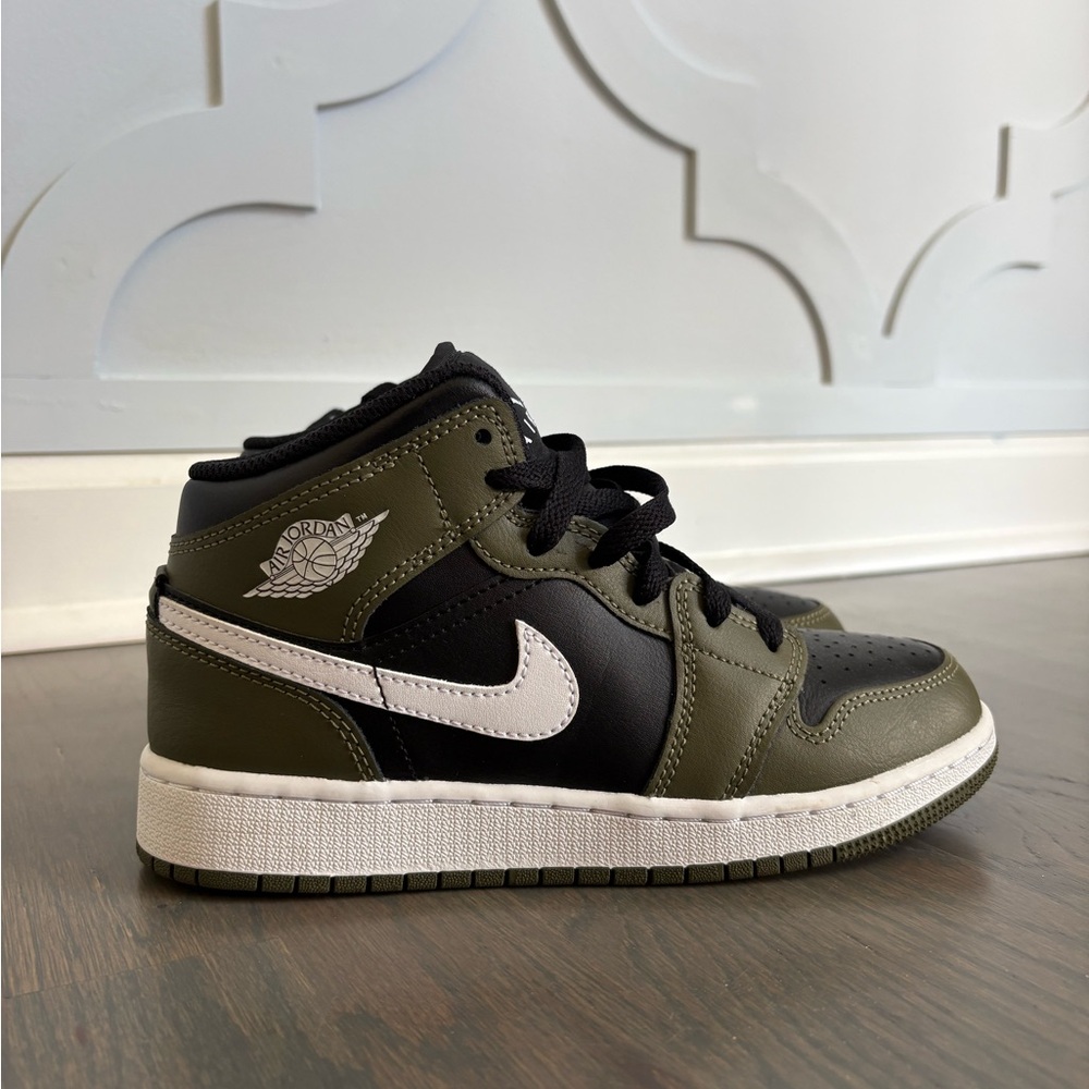 Kids Jordan 1 -  High-Top Sneakers in Olive, Black & White